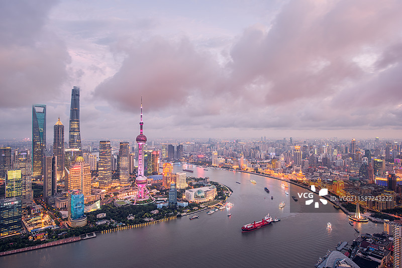 上海标志性视角东方明珠金茂环球金融上海中心大厦黄浦江陆家嘴外滩苏州河蓝天白云日落金光晚霞江面船舶水路图片素材