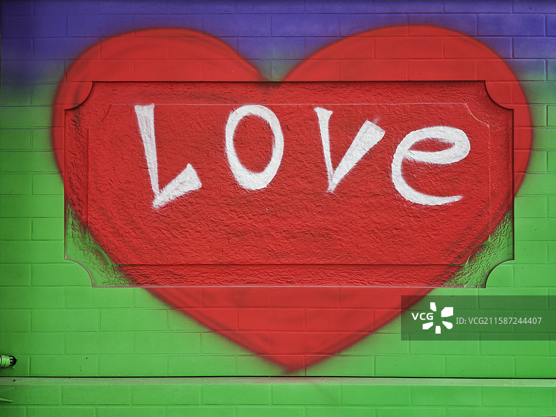 彩色喷绘墙上的红心与LOVE图片素材