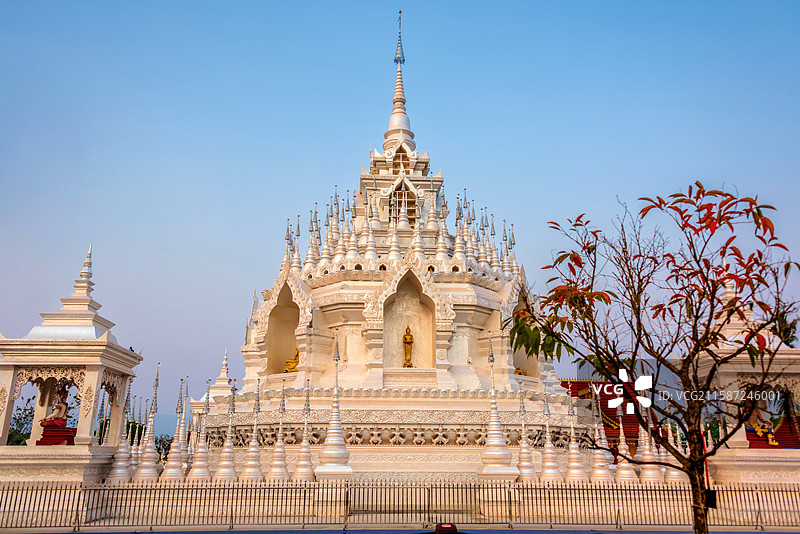 中国云南西双版纳景洪市般若寺白塔图片素材