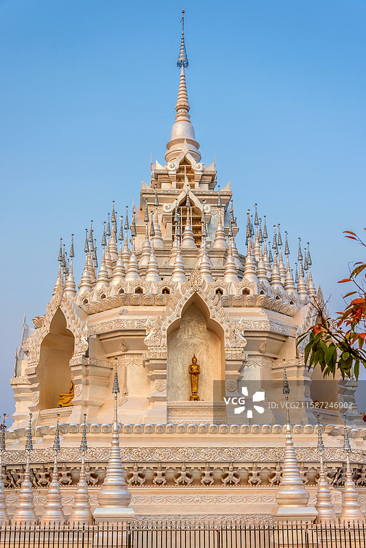 中国云南西双版纳景洪市般若寺白塔图片素材
