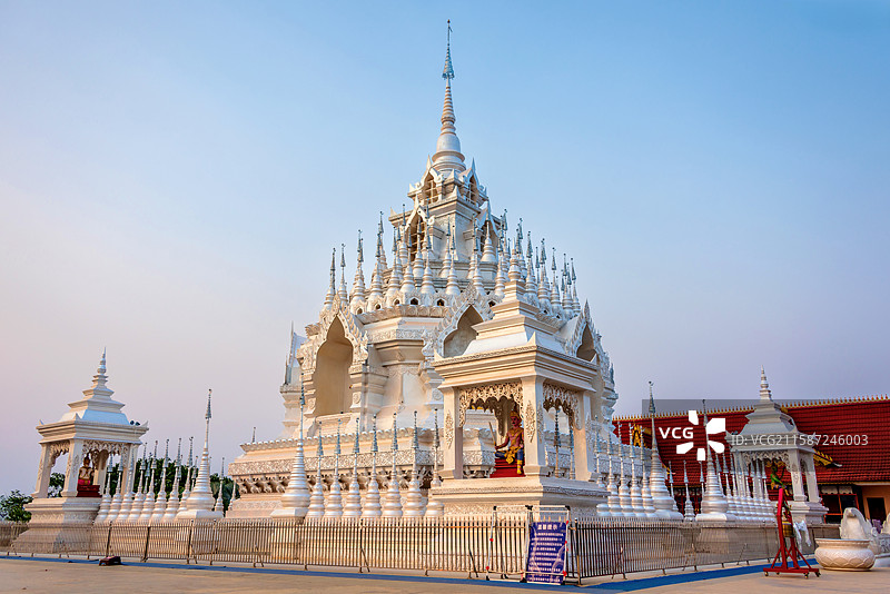 中国云南西双版纳景洪市般若寺白塔图片素材