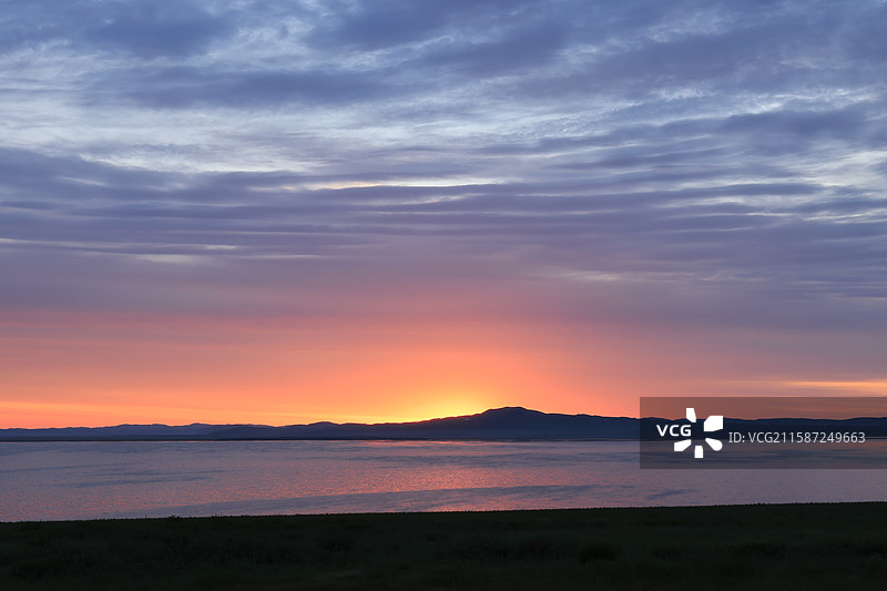 绚烂的朝霞给乌兰盖湖披上璀璨霓裳图片素材