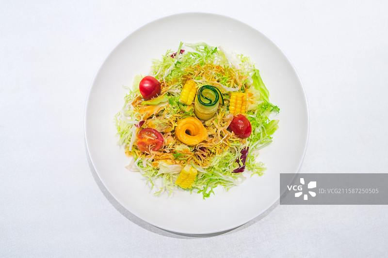 一盘精美健康的绿色沙拉大拌菜图片素材