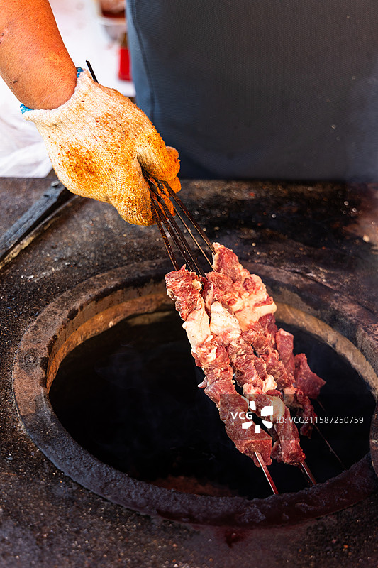 新疆博尔塔拉博乐馕坑烤羊肉串图片素材