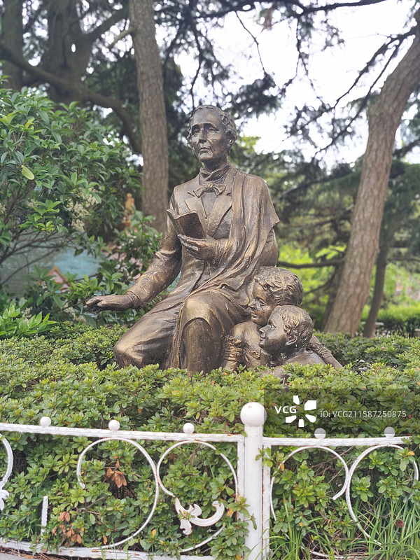 山东青岛八大关公主楼安徒生铜像图片素材