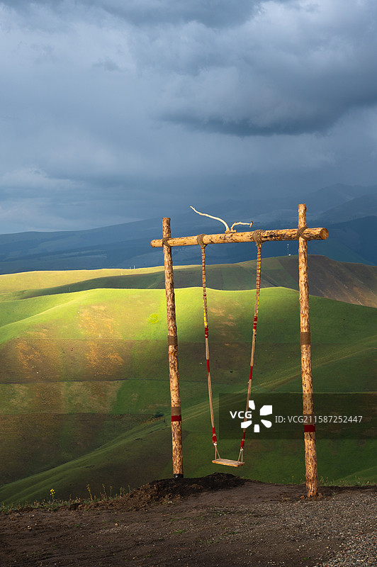 新疆伊犁阳光大秋千图片素材