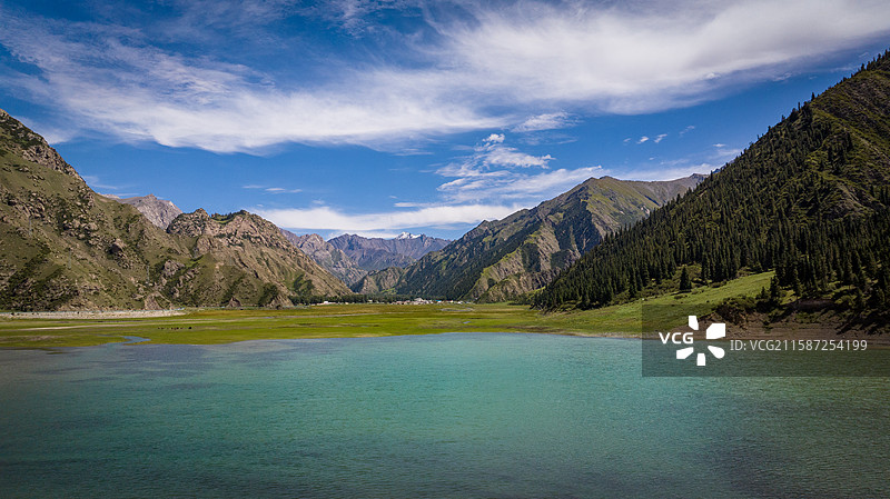 天山湖泊天池图片素材