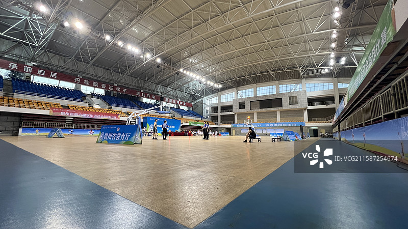 贵州大学东校区体育馆内的室内篮球馆图片素材