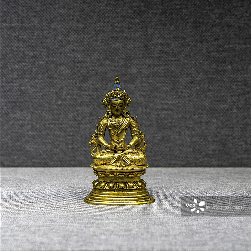 清雍正铜鎏金无量寿佛像图片素材