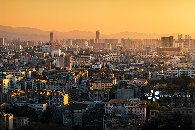 夕阳下的新旧城市对比图片素材