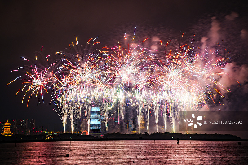 节日城市景观多彩烟花表演图片素材