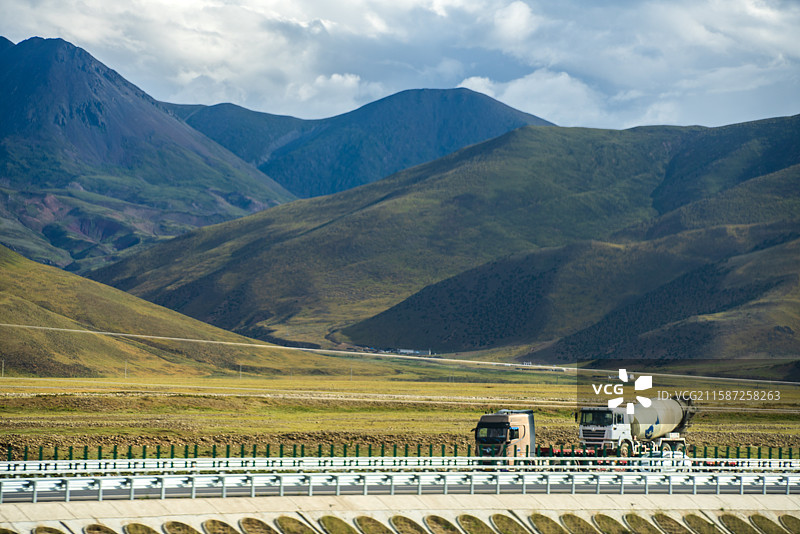 山间公路上的运输车队图片素材