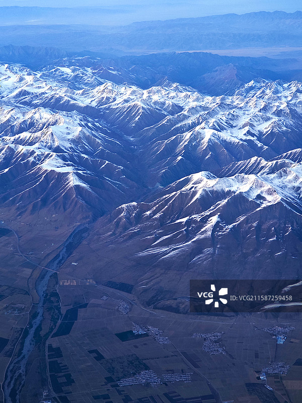 高空上看新疆的雪峰山脉图片素材