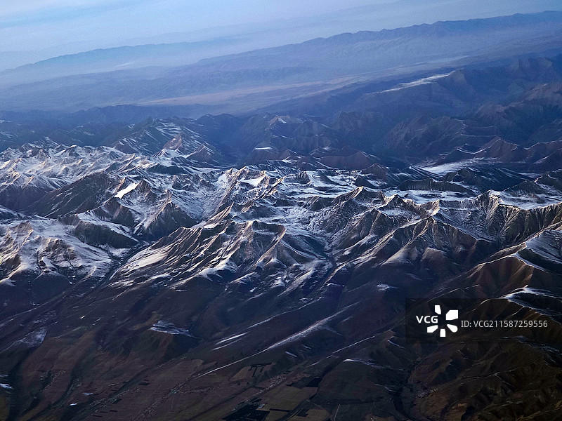 高空上看新疆的雪峰山脉图片素材