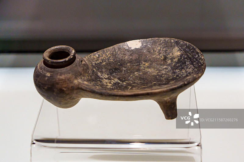 甘肃省庆阳市庆城县博物馆展出的汉代罐形笔洗灰陶砚图片素材