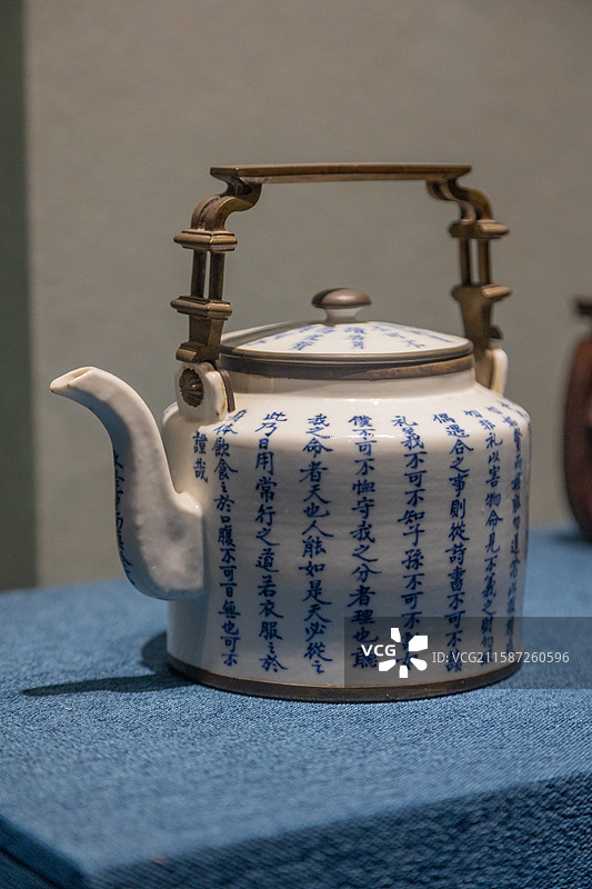 清晚期丨青花“朱子家训”提梁壶图片素材