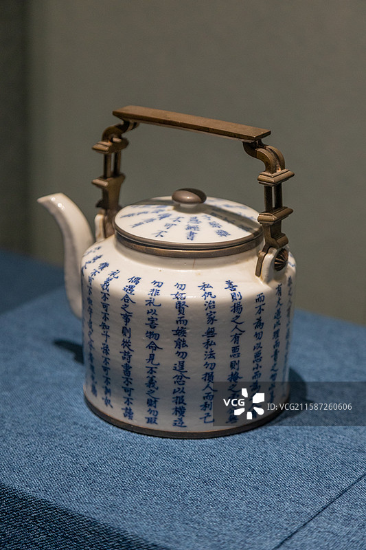 清晚期丨青花“朱子家训”提梁壶图片素材