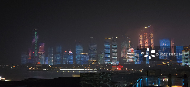 青岛奥帆中心夜景大雾海边图片素材