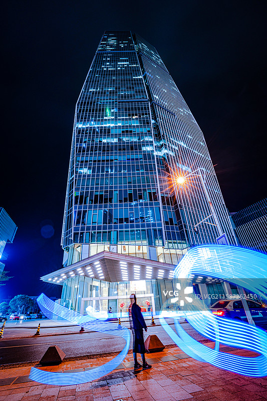 夜晚大厦前面光轨图片素材