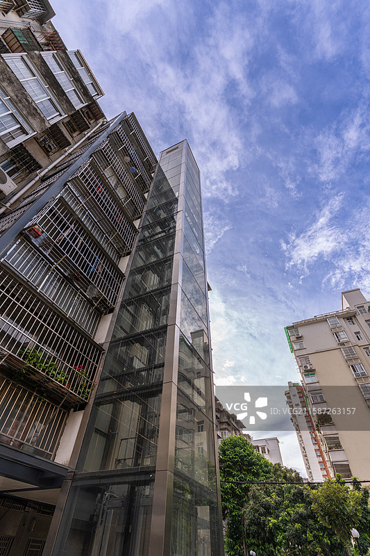 城市老旧小区居民楼建筑加装电梯图片素材