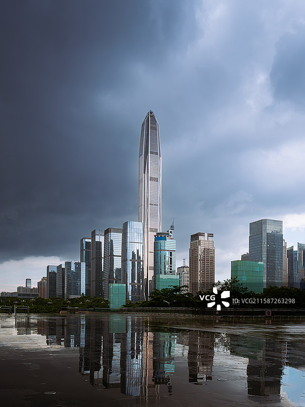 夏日暴雨后乌云下的福田中心区城市天际线图片素材