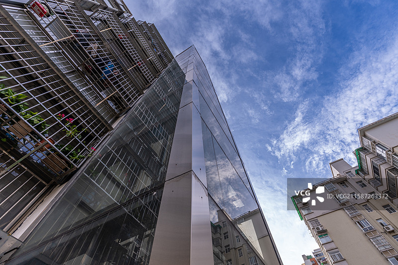 城市老旧小区居民楼建筑加装电梯图片素材