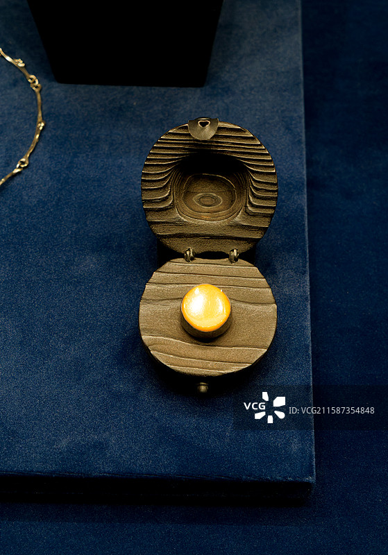 美术工艺，首饰盒，琥珀戒指图片素材