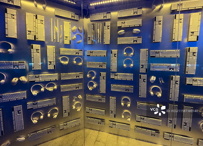 科技陈列美学：键盘耳机的创意展示墙图片素材