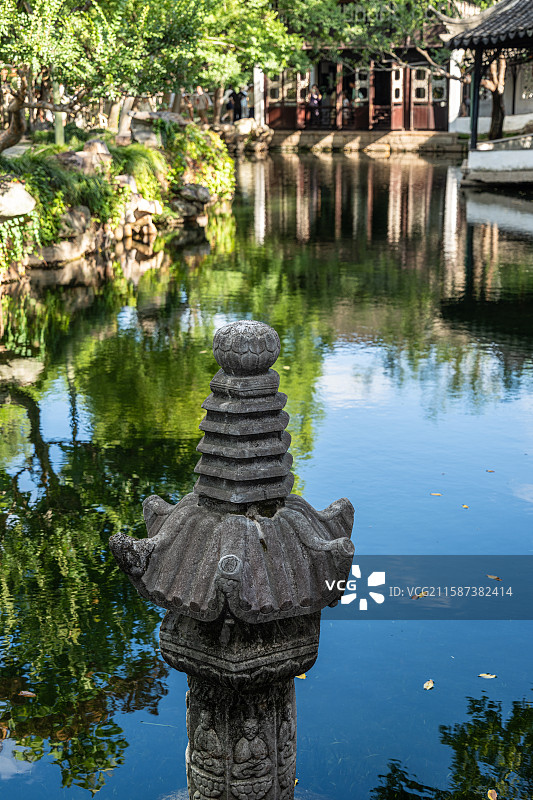 苏州拙政园池水与石雕倒影图片素材