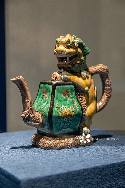 清代丨素三彩狮形倒流壶图片素材