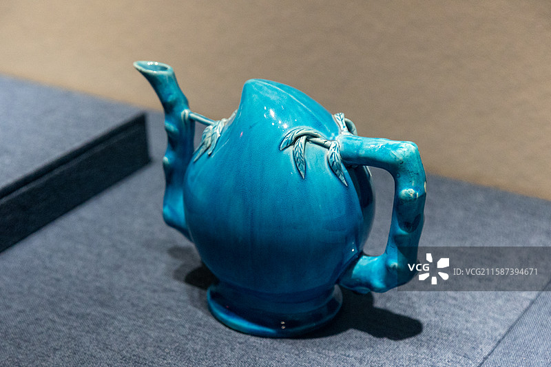 清康熙丨孔雀蓝釉桃形倒流壶图片素材