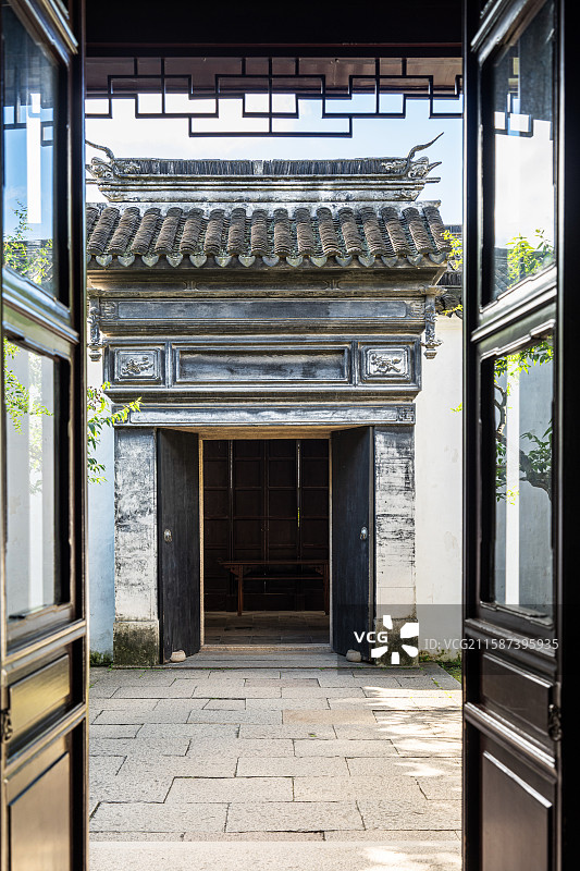 苏州拙政园石门与灰瓦大门景观图片素材
