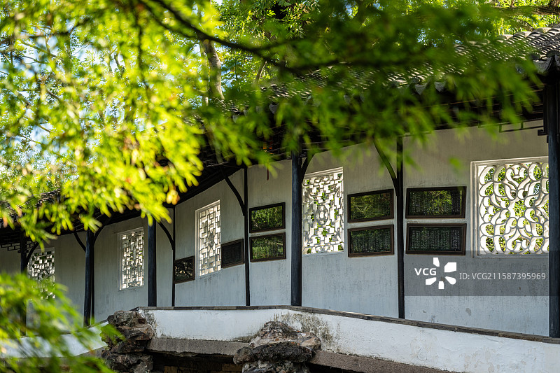 苏州拙政园白墙花窗与题字细节图片素材