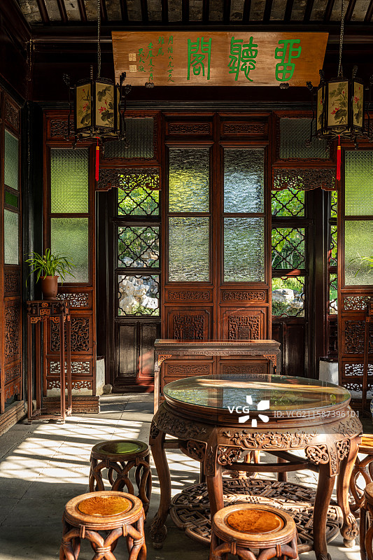 苏州拙政园室内木雕家具与彩绘门图片素材