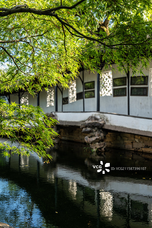 苏州拙政园长廊与水面倒影图片素材