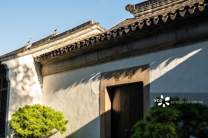 苏州留园白墙大门与绿树掩映图片素材