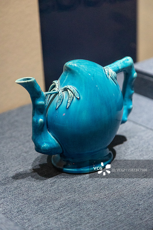 清康熙丨孔雀蓝釉桃形倒流壶图片素材