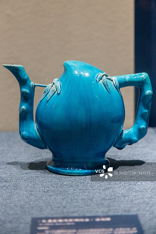 清康熙丨孔雀蓝釉桃形倒流壶图片素材