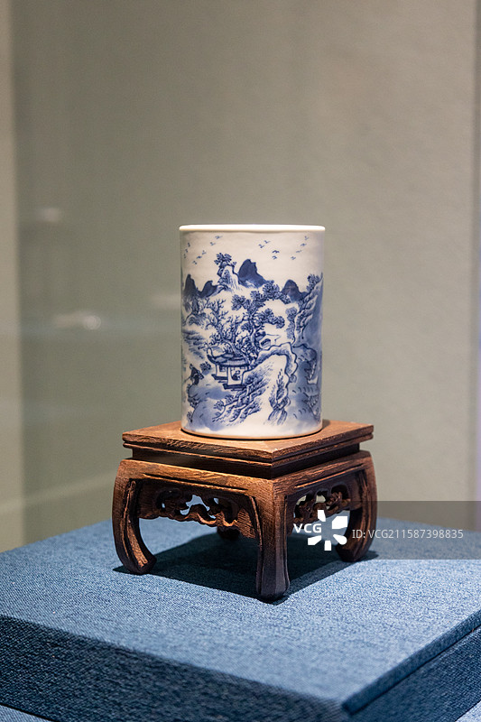 清光绪丨青花山水人物纹笔筒图片素材