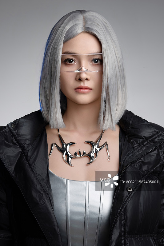 一位戴眼镜的时尚个性美女图片素材