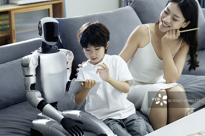 机器人跟家长辅导孩子作业图片素材