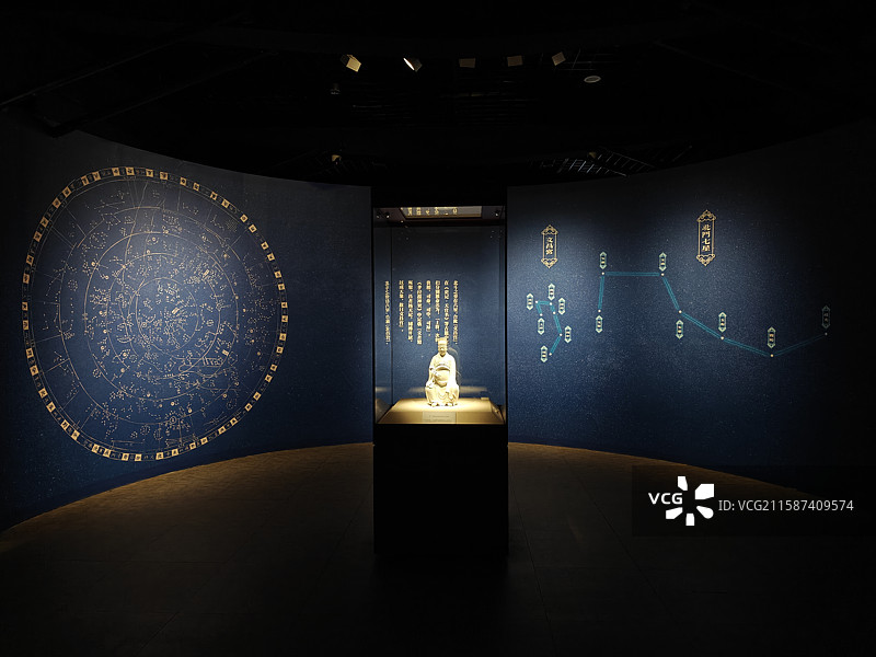 福建博物院镇馆之宝-明代德化窑-何朝宗款白釉文昌帝君坐像图片素材