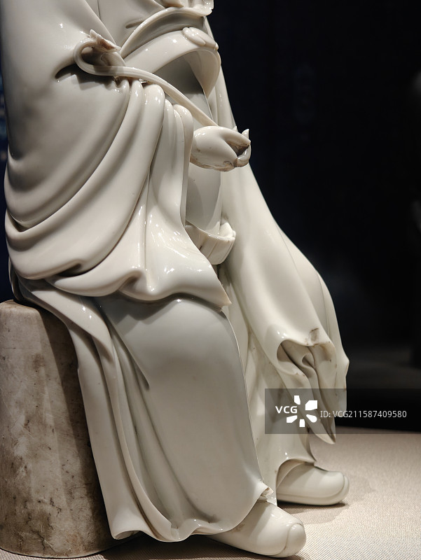 福建博物院镇馆之宝-明代德化窑-何朝宗款白釉文昌帝君坐像图片素材