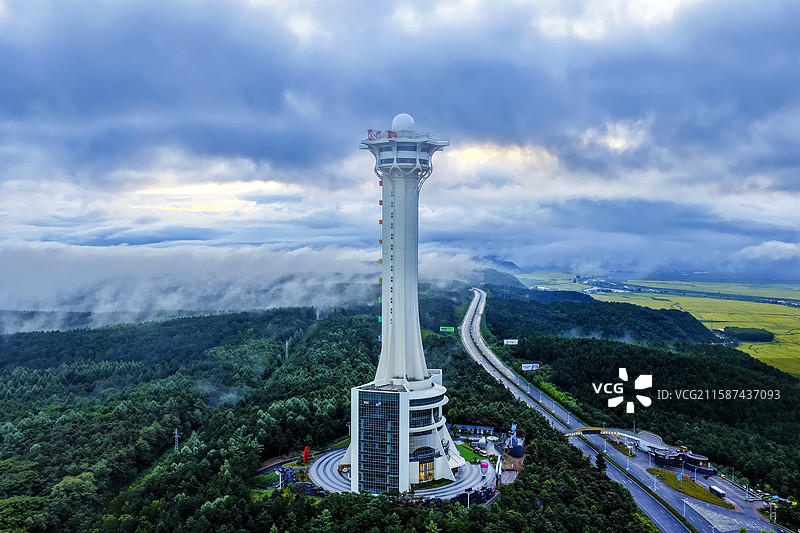 夏季，无人机航拍吉林省延边朝鲜族自治州延吉市帽儿山海兰明珠塔。图片素材