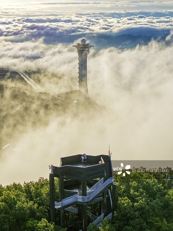 夏季，无人机航拍吉林省延边朝鲜族自治州延吉市云海中帽儿山主峰和海兰明珠塔。图片素材