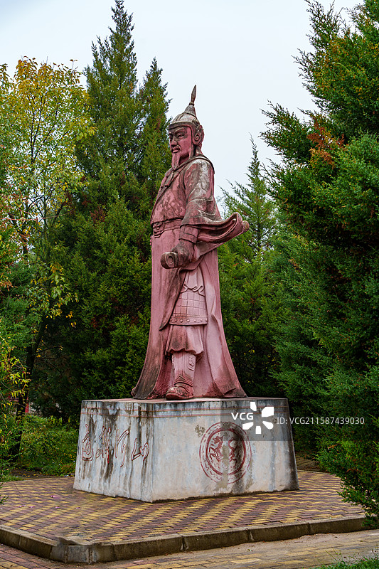 甘肃省庆阳市小崆峒景区内的岳飞雕像图片素材