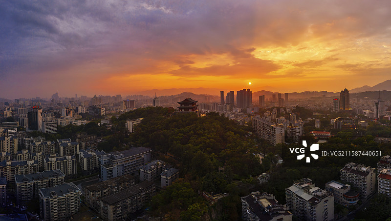 福州的三山两塔，乌山、于山、屏山、乌塔、白塔图片素材