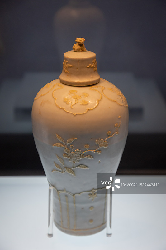 明弘治丨“大明年造”款白釉贴花折枝花卉纹兽钮盖梅瓶图片素材