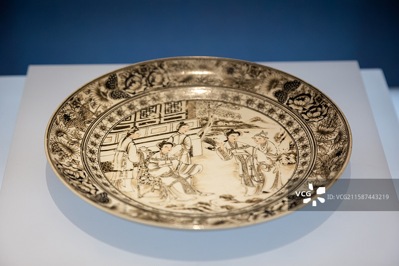 清嘉庆丨广彩墨彩人物瓷盘图片素材