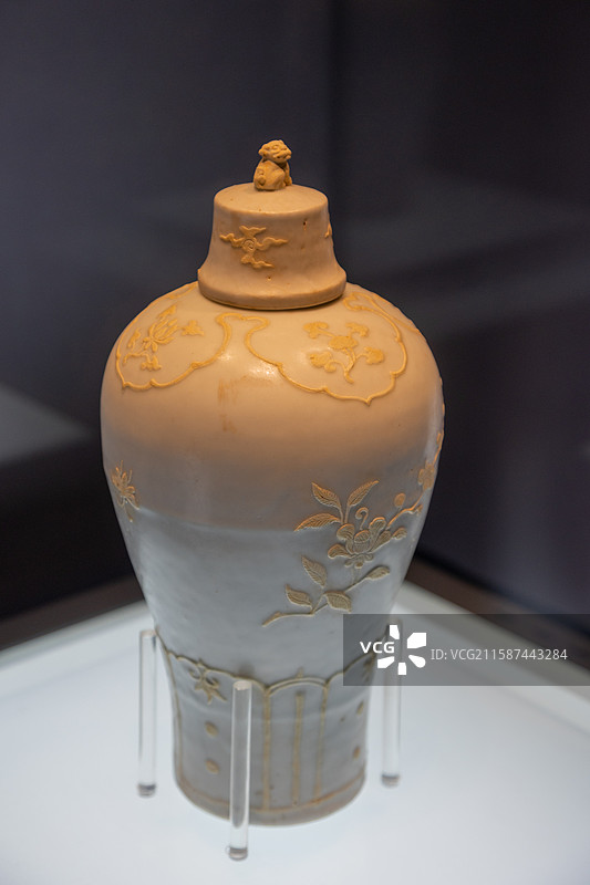 明弘治丨“大明年造”款白釉贴花折枝花卉纹兽钮盖梅瓶图片素材